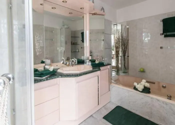 Dans Villa Spa Hammam Sauna Piscine, 5 Chambres *