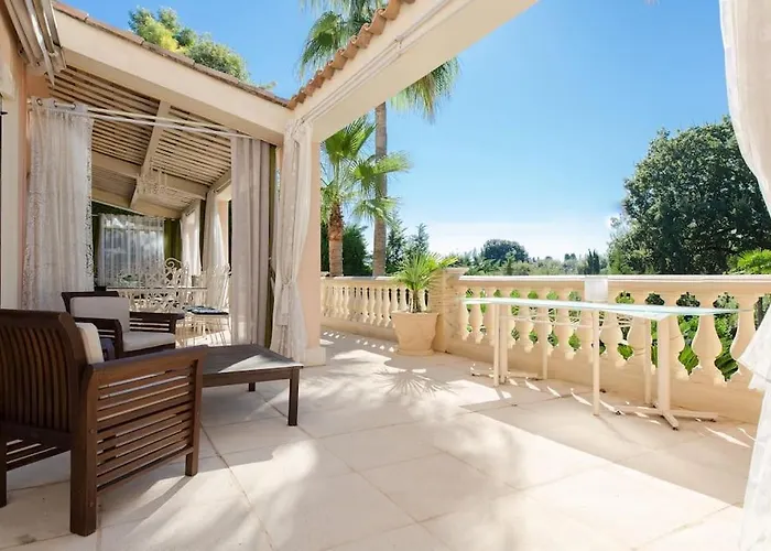 Dans Villa Spa Hammam Sauna Piscine, 5 Chambres *