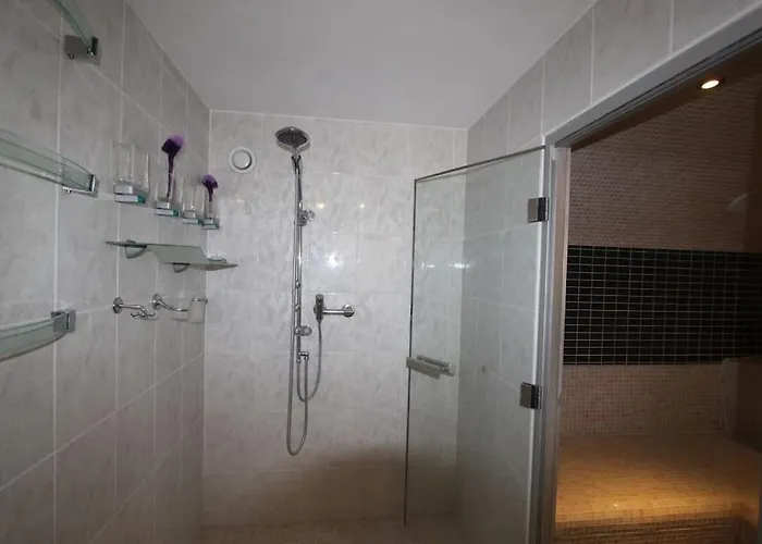 Villa Dans Villa Spa Hammam Sauna Piscine, 5 Chambres *