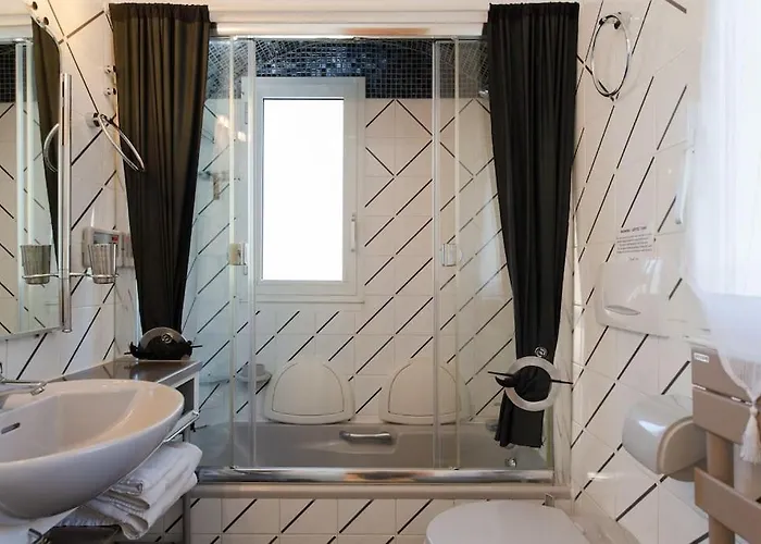 Dans Villa Spa Hammam Sauna Piscine, 5 Chambres Villa *